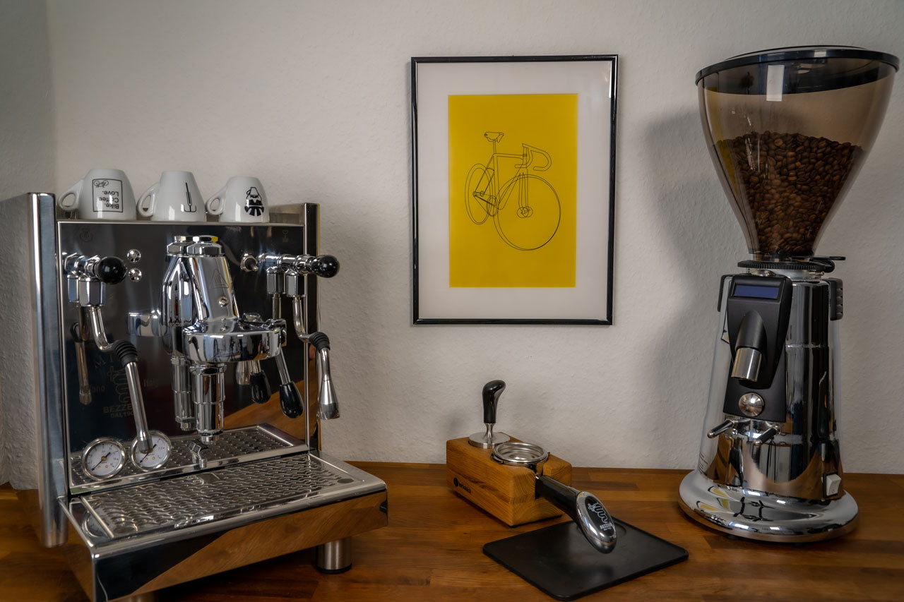 Das Poster "Rad Scribble" hängt im Bilderrahmen an der Wand zwischen einer Kaffeemaschine und einer Kaffeemühle